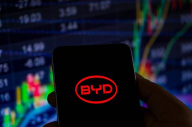 BYD logosu akıllı bir telefonda sergileniyor, Dhaka, Bangladeş 09 Sep 2024.