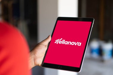 Amerikan gıda işleme şirketi Kellanova Şirketi 'nin logosunun bulunduğu cep telefonu şirketinin internet sayfası önünde. Telefon ekranına odaklan, Dhaka, Bangladeş 09 Eylül 2024.