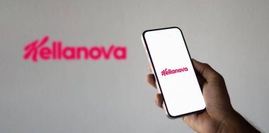 Amerikan gıda işleme şirketi Kellanova Şirketi 'nin logosunun bulunduğu cep telefonu şirketinin internet sayfası önünde. Telefon ekranına odaklan, Dhaka, Bangladeş 09 Eylül 2024.
