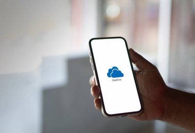 Akıllı telefon ekranında Microsoft logosu için bir Drive uygulaması, Dhaka, Bangladeş 09 Eylül 2024.