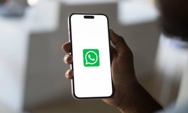 Ekranda WhatsApp ile cep telefonu tutan adam. Dhaka, Bangladeş - 09 Eylül 2024.