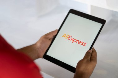 AliExpress, bir Çin çevrimiçi perakende servisidir. AliExpress logosu akıllı telefon, Dhaka, Bangladeş 12 Eylül 2024.
