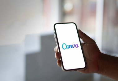 Canva logosuna sahip akıllı telefon, basitleştirilmiş grafik tasarım araçları yazılımı ve web sitesidir. Dhaka, Bangladeş 12 Eylül 2024.