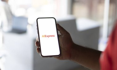 AliExpress, bir Çin çevrimiçi perakende servisidir. AliExpress logosu akıllı telefon, Dhaka, Bangladeş 12 Eylül 2024.