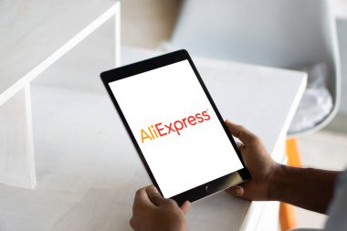AliExpress, bir Çin çevrimiçi perakende servisidir. AliExpress logosu akıllı telefon, Dhaka, Bangladeş 12 Eylül 2024.