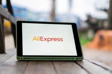 AliExpress, bir Çin çevrimiçi perakende servisidir. AliExpress logosu akıllı telefon, Dhaka, Bangladeş 12 Eylül 2024.