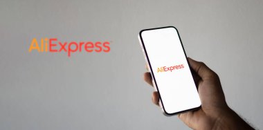 AliExpress, bir Çin çevrimiçi perakende servisidir. AliExpress logosu akıllı telefon, Dhaka, Bangladeş 12 Eylül 2024.