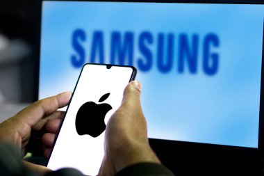 Dhaka, Bangladeş 15 Eylül 2024: Akıllı telefonda Apple vs Samsung logosu.