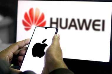 Dhaka, Bangladeş 15 Eylül 2024: Akıllı telefondan Apple vs Huawei logosu.