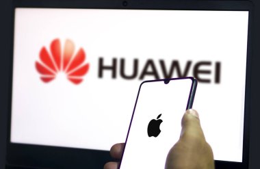Dhaka, Bangladeş 15 Eylül 2024: Akıllı telefondan Apple vs Huawei logosu.