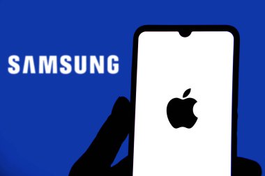 Dhaka, Bangladeş 15 Eylül 2024: Akıllı telefonda Apple vs Samsung logosu.