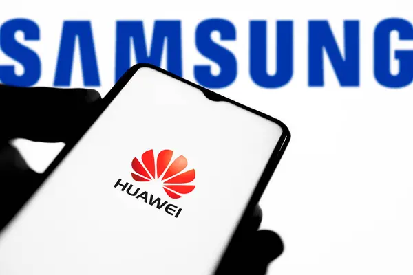 stock image Dhaka,Bangladesh 15 September 2024:Comparison of Samsung and Huawei logo on smartphone.