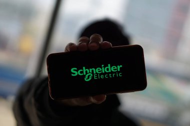 Dhaka, Bangladeş 23 Eylül 2024: Schneider Elektrik şirketi logosu cep telefonunda sergilendi.