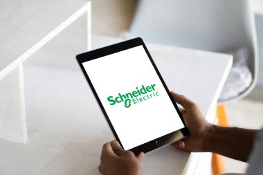 Dhaka, Bangladeş 23 Eylül 2024: Schneider Elektrik şirketi logosu cep telefonunda sergilendi.