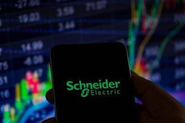 Dhaka, Bangladeş 23 Eylül 2024: Schneider Elektrik şirketi logosu cep telefonunda sergilendi.