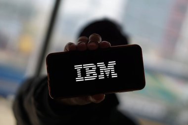 Dhaka, Bangladeş 23 Eylül 2024: Bu resimde Uluslararası İş Makineleri (IBM) logosu akıllı telefon ekranında gösteriliyor.
