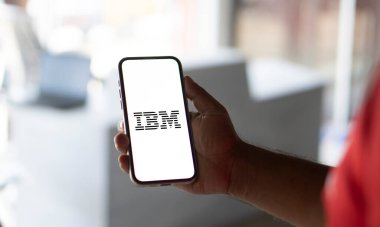 Dhaka, Bangladeş 23 Eylül 2024: Bu resimde Uluslararası İş Makineleri (IBM) logosu akıllı telefon ekranında gösteriliyor.