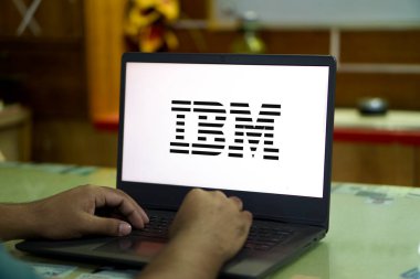 Dhaka, Bangladeş 23 Eylül 2024: Bu resimde Uluslararası İş Makineleri (IBM) logosu akıllı telefon ekranında gösteriliyor.