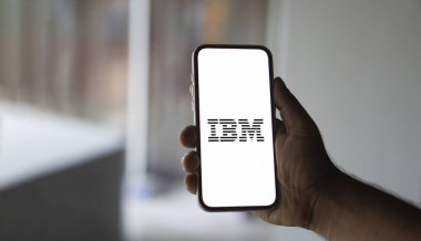 Dhaka, Bangladeş 23 Eylül 2024: Bu resimde Uluslararası İş Makineleri (IBM) logosu akıllı telefon ekranında gösteriliyor.
