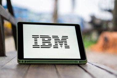 Dhaka, Bangladeş 23 Eylül 2024: Bu resimde Uluslararası İş Makineleri (IBM) logosu akıllı telefon ekranında gösteriliyor.