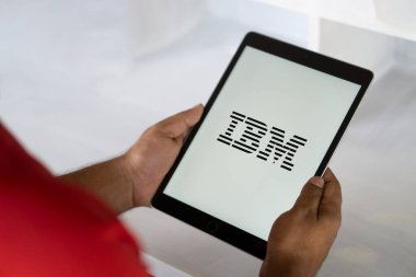 Dhaka, Bangladeş 23 Eylül 2024: Bu resimde Uluslararası İş Makineleri (IBM) logosu akıllı telefon ekranında gösteriliyor.