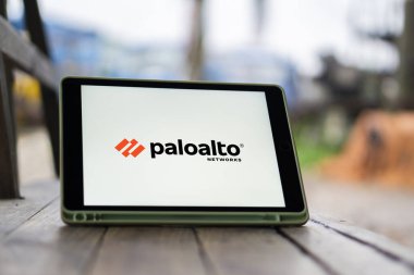 Bu resimde Palo Alto Networks 'ün bir Amerikan siber güvenlik şirketinin logosu bir cep telefonu ve bilgisayar ekranı Dhaka, Bangladeş 23 Eylül 2024' te görülüyor..