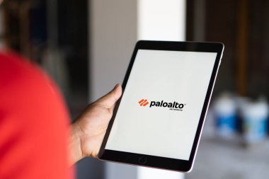 Bu resimde Palo Alto Networks 'ün bir Amerikan siber güvenlik şirketinin logosu bir cep telefonu ve bilgisayar ekranı Dhaka, Bangladeş 23 Eylül 2024' te görülüyor..