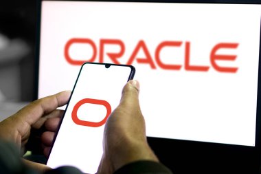 Akıllı telefon ekranında ORACLE logosu görüntülendi. ORACLE çok uluslu bir bilgisayar teknolojisi şirketidir-Dhaka, Bangladeş 23 Eylül 2024.