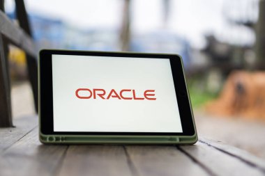 Akıllı telefon ekranında ORACLE logosu görüntülendi. ORACLE çok uluslu bir bilgisayar teknolojisi şirketidir-Dhaka, Bangladeş 23 Eylül 2024.