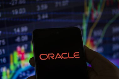 Akıllı telefon ekranında ORACLE logosu görüntülendi. ORACLE çok uluslu bir bilgisayar teknolojisi şirketidir-Dhaka, Bangladeş 23 Eylül 2024.