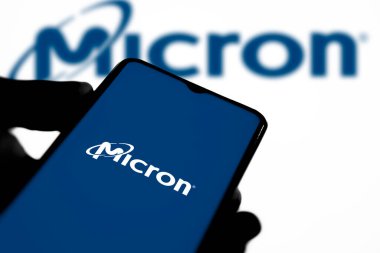 Mikron logosu akıllı telefon-Dhaka, Bangladeş 'te sergileniyor. 29 Eylül 2024.