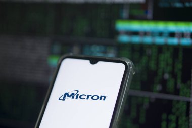 Mikron logosu akıllı telefon-Dhaka, Bangladeş 'te sergileniyor. 29 Eylül 2024.