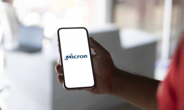 Mikron logosu akıllı telefon-Dhaka, Bangladeş 'te sergileniyor. 29 Eylül 2024.