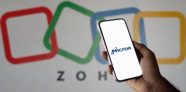 Cep telefonunda Hintli teknoloji şirketi Zoho Corporation 'ın logosu olan kişi 29 Eylül 2024' te telefon ekranında Dhaka, Bangladeş.