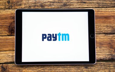 Ankesörlü telefon ekranında arka planda bulanık logo var. Paytm, Bangladeş 'in 11 Ekim 2024 tarihli dijital ödemeler konusunda uzmanlaşmış çok uluslu bir Hint finans şirketidir..