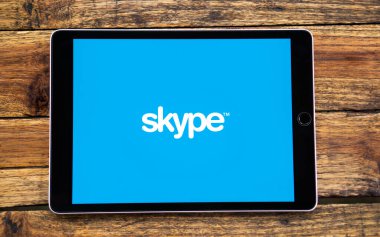 Dhaka. Bangladeş - 11 Ekim 2024: Skype logosu akıllı telefonda gösteriliyor.
