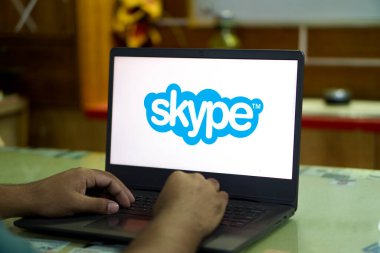 Dhaka. Bangladeş - 11 Ekim 2024: Skype logosu akıllı telefonda gösteriliyor.