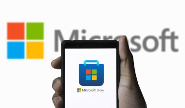 Dhaka, Bangladeş 11 Ekim 2024: Microsoft akıllı telefondan market logosu.