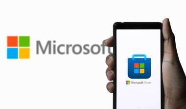 Dhaka, Bangladeş 11 Ekim 2024: Microsoft akıllı telefondan market logosu.