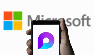 Dhaka, Bangladeş 11 Ekim 2024: Telefon ekranında Microsoft Loop logosu.