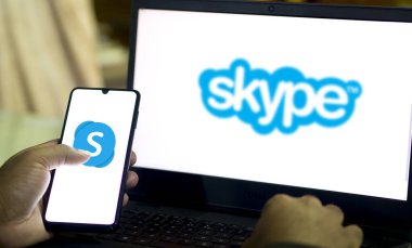 Dhaka. Bangladeş - 11 Ekim 2024: Skype logosu akıllı telefonda gösteriliyor.