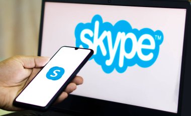 Dhaka. Bangladeş - 11 Ekim 2024: Skype logosu akıllı telefonda gösteriliyor.