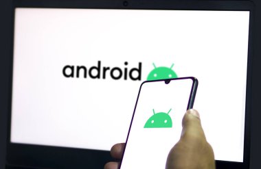 Android logosu akıllı telefonda, Android Linux çekirdek-Dhaka, Bangladeş 11 Ekim 2024 tabanlı mobil işletim sistemidir..