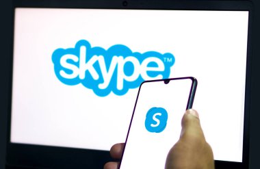 Dhaka. Bangladeş - 11 Ekim 2024: Skype logosu akıllı telefonda gösteriliyor.