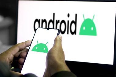 Android logosu akıllı telefonda, Android Linux çekirdek-Dhaka, Bangladeş 11 Ekim 2024 tabanlı mobil işletim sistemidir..