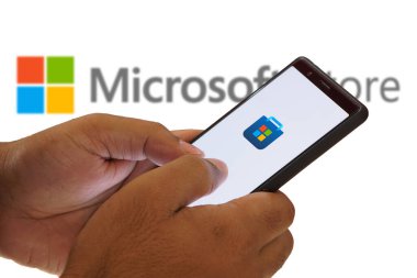 Dhaka, Bangladeş 11 Ekim 2024: Microsoft akıllı telefondan market logosu.