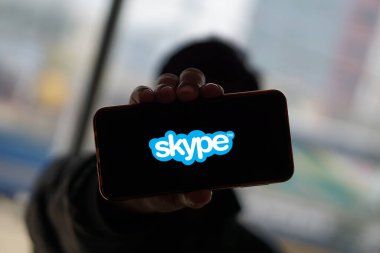 Dhaka. Bangladeş - 11 Ekim 2024: Skype logosu akıllı telefonda gösteriliyor.