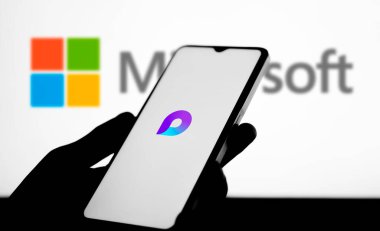 Dhaka, Bangladeş 11 Ekim 2024: Telefon ekranında Microsoft Loop logosu.