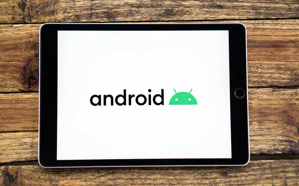 Android logosu akıllı telefonda, Android Linux çekirdek-Dhaka, Bangladeş 11 Ekim 2024 tabanlı mobil işletim sistemidir..