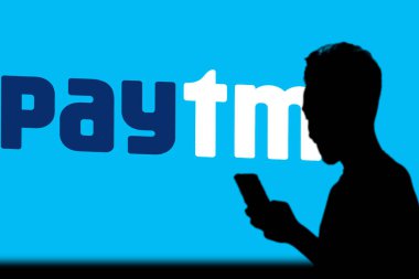 Ankesörlü telefon ekranında arka planda bulanık logo var. Paytm, Bangladeş 'in 11 Ekim 2024 tarihli dijital ödemeler konusunda uzmanlaşmış çok uluslu bir Hint finans şirketidir..